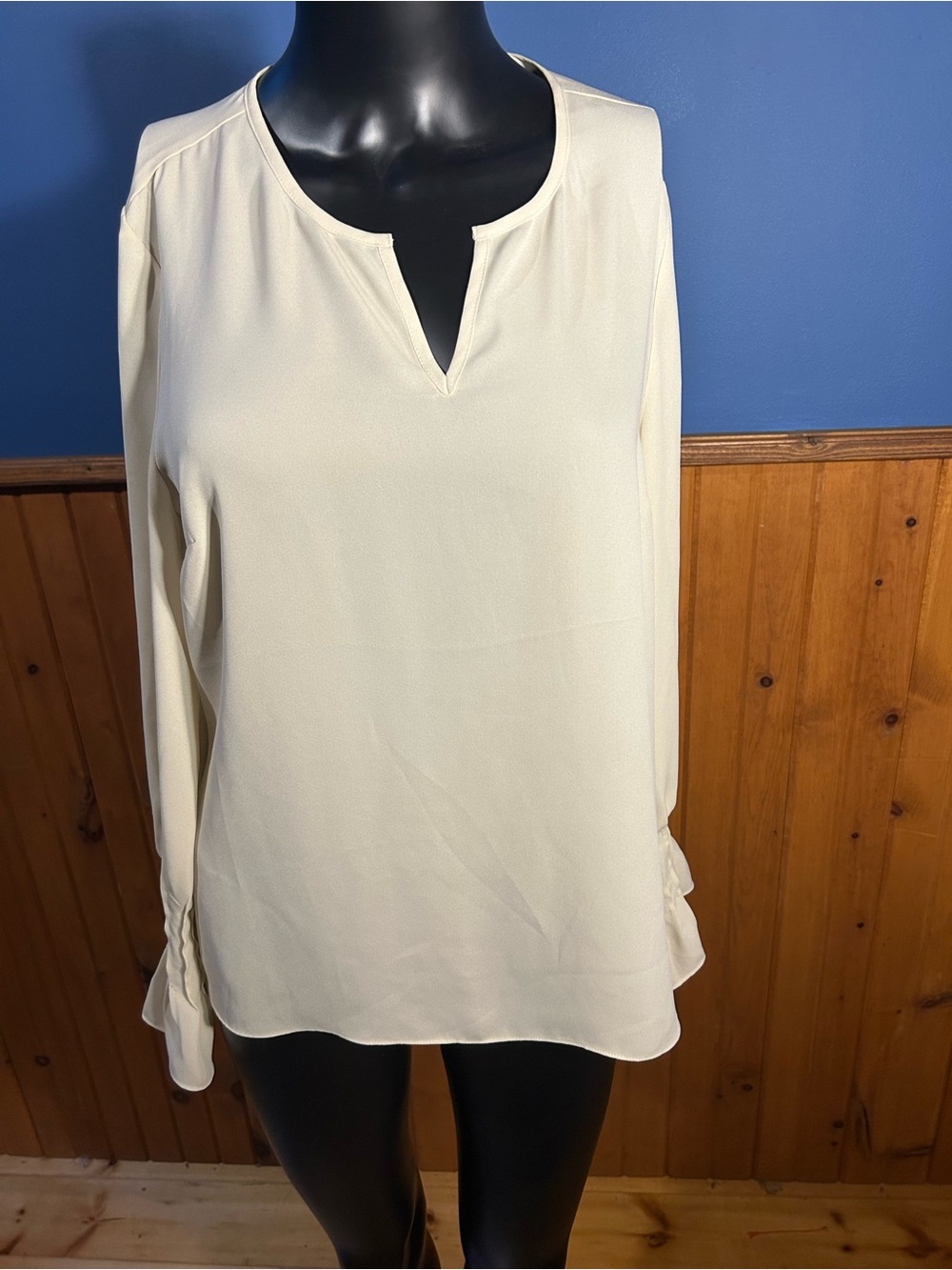 NWT. Laura Petites Women's Cream Split-Neck Long Sleeve Blouse